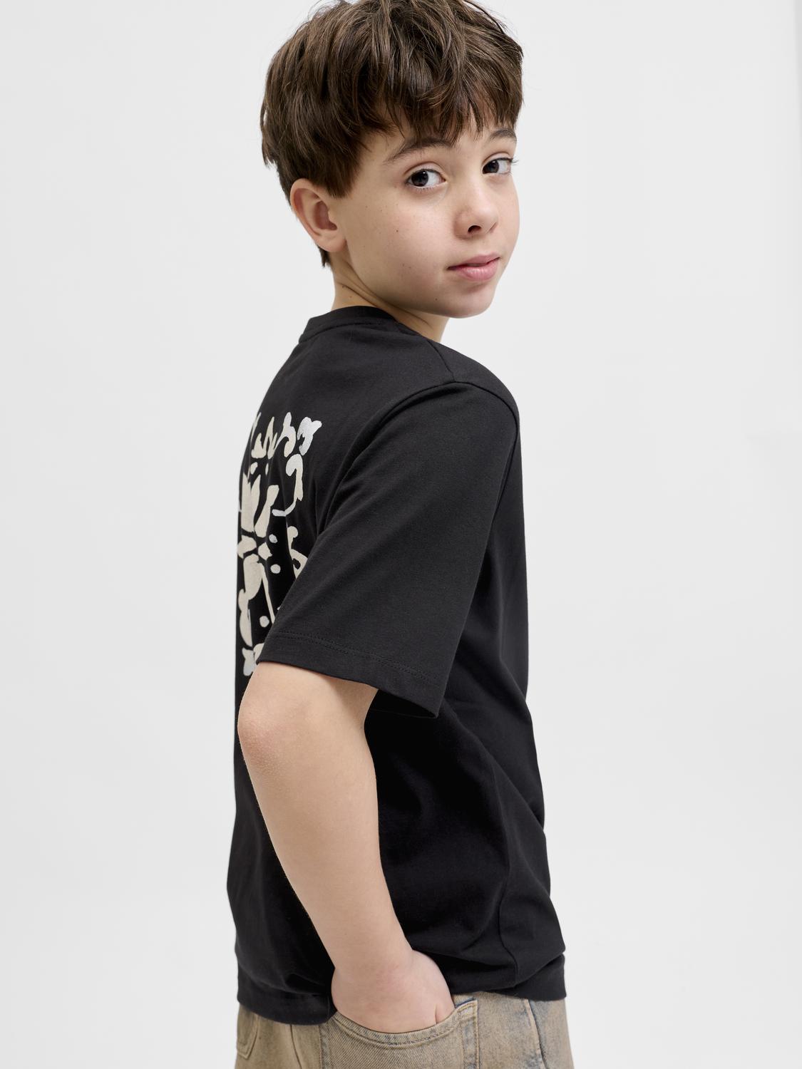 model_shot-creative